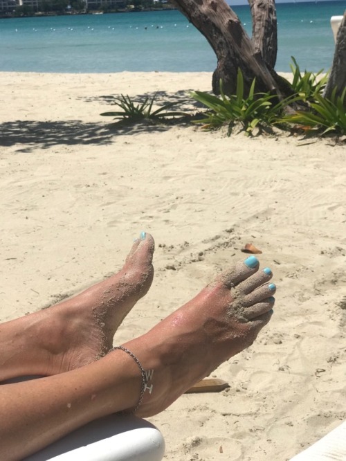 zetpoy: sexywifeonshow: Caribbean Hotwife anklet. Hotwife at the beach  The anklet tells a tale! To 