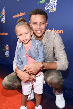 soph-okonedo:  Stephen Curry and Riley Curry attend the Nickelodeon Kids’ Choice Sports Awards 2015 at UCLA’s Pauley Pavilion on July 16, 2015 in Westwood, California