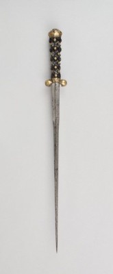 armthearmour:  Late Bollock Dagger, French, Burgundy, ca. early 16th century, housed at the Art Institute of Chicago.image/gif