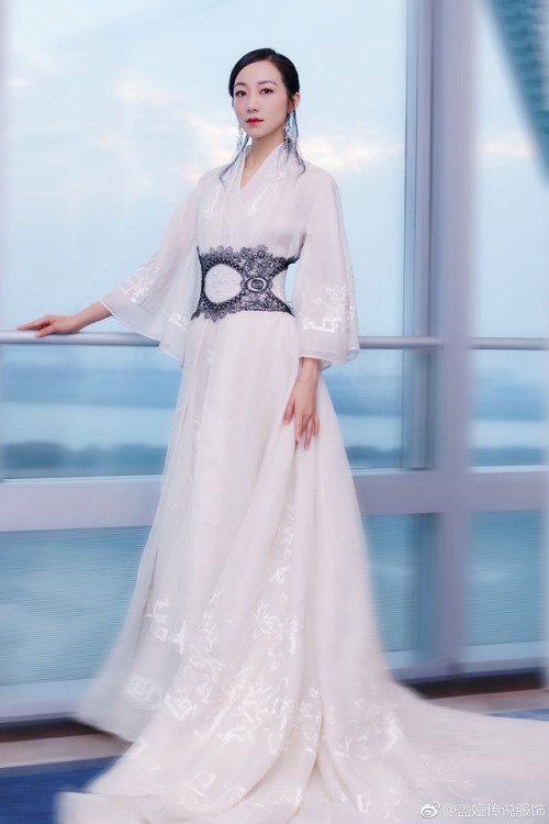 dressesofchina: Actresses Liu Tao and Han Xue wear  modern hanfu from   Heaven G