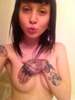 queenvbeex:  Bath time. I WANT A BATH BUDDY