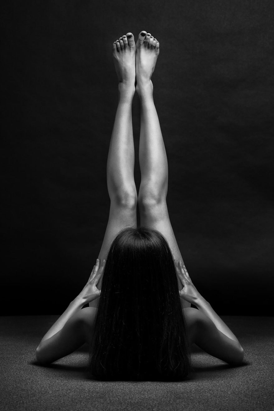 jedavu:  Russian Photographer Captures The Beauty Of Women’s Bodies With B&amp;W