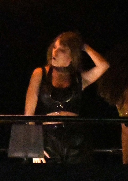 noitsdani: palegingerbabies:Taylor and Future filming End Game in Miami Boobs?!