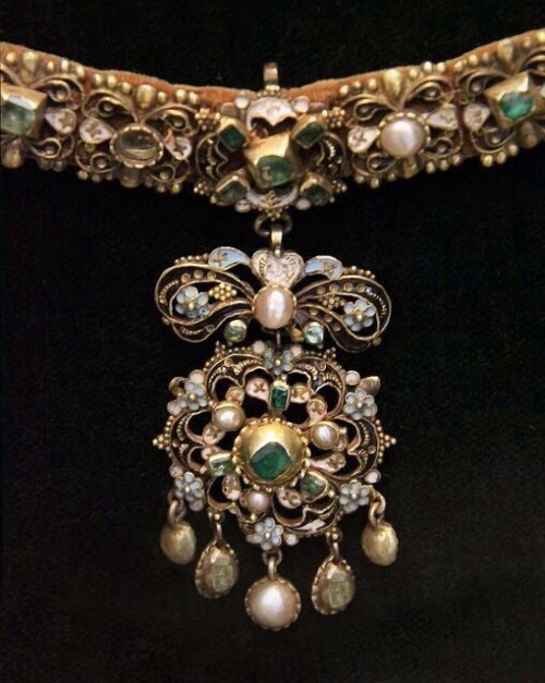 Exquisite Baroque jewelry design