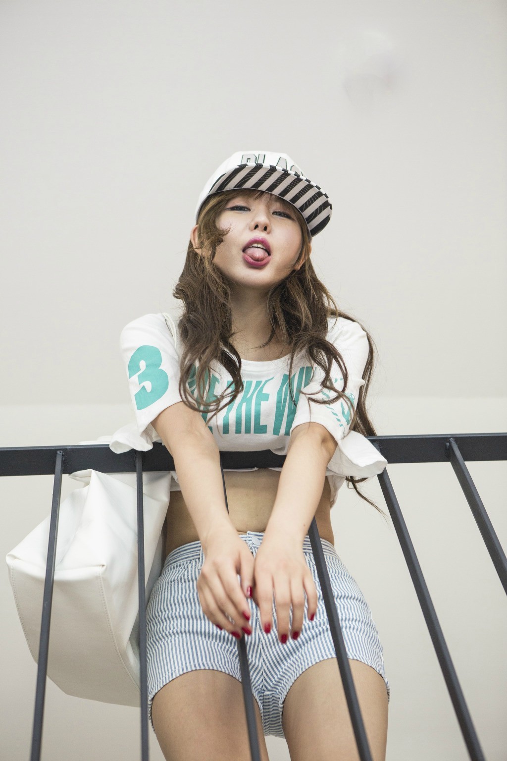 Ryu Ji Hye - Funny Set Pics