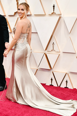 p-pikachu:Scarlett Johansson attends the 92nd Annual Academy Awards.