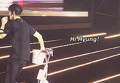 vanitysixx:  Changmin’s microphone incident: where Changmin thought swapping his faulty microphone with Yunho’s working microphone was a good idea. This is what happened (￣ω￣;) [cr: withbambi] 
