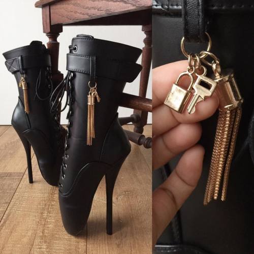rtbu:Ballet boots with metallic gold tassel. Tassel is a great medium to accentuate movement. It brings the cat curious it’s in us. #balletboots #extremeheels #tassels #metallictassel #tasselboots #bdsm #padlock #goldencharms