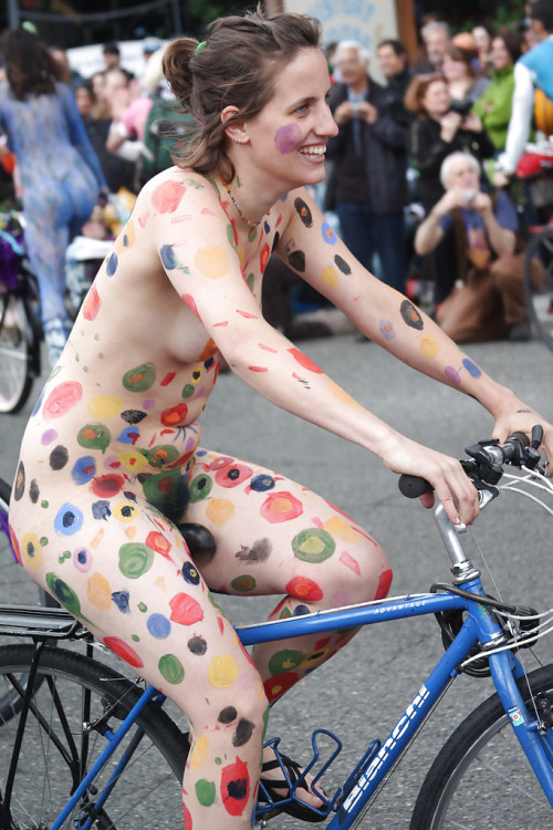 paintedfemales: Fremont Solstice Bicycle Set 3 Polka-dot pedaling.