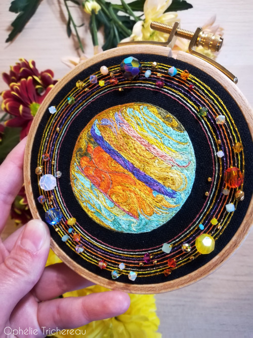 “Saturn”Hand embroidery.11,5 cm in diameter.DMC embroidery threads on linen, Swarovski crystal beads.Wooden frame.Thank you Devra, your other planets are coming… 😉😘https://www.etsy.com/fr/shop/OphelieTrichereauI take orders for Christmas.#embroidery #broderie #saturn #saturn #astrology #astronomy #espace #space #universe #gaseousplanet #saturnembroidery #saturnartwork #saturnart #spaceart #spaceembroidery #universeartwork #universeembroidery #dmc #dmcembroidery #swarovski #swarovskibeads #handmade #faitmain #embroiderer #brodeuse #ophelietrichereau #christmasgift #christmas #uniquepieces #originalart #astro 