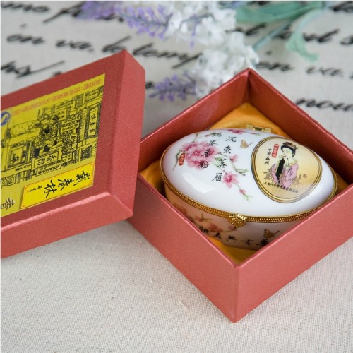 inkjadestudio: Fragrant Goose-Egg Facial Powder from 戴春林 In Porcelain 沉魚落雁 is written on the porcel