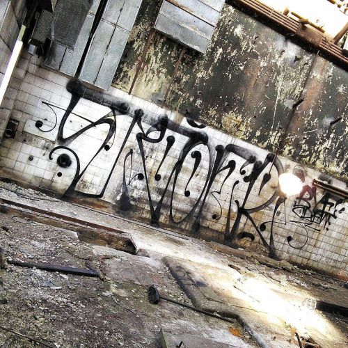 handstyler: Sicoer (@sicoerbye) getting grimey with it!  #sicoer #handstyle #graffiti