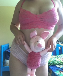 hoefashow:  badwittlebabu:  When u match with ur stuffies 🐷   OMG HOW CUTE