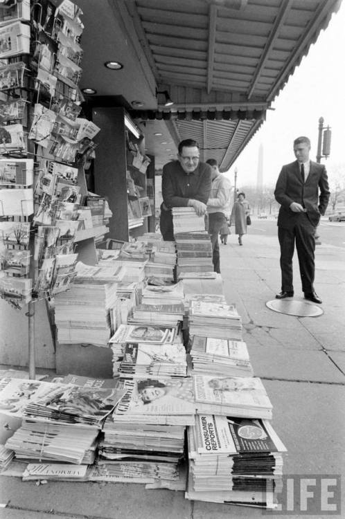 White House Press Secretary Pierre Salinger (center) at a newsstand(Joseph Scherschel. 1961)