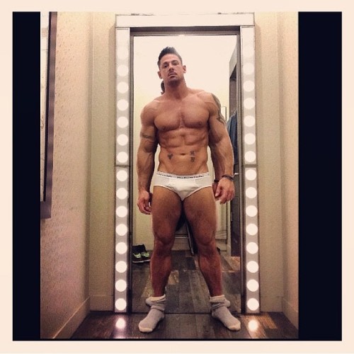 mrteenbear:  BRIGHT LIGHTS 💡💡💡💡💡 #fitness #health #motivation #abs #masculine #picoftheday #instagay #lightscameraaction #cometothelight by @nikripley http://ift.tt/1CXOPcM