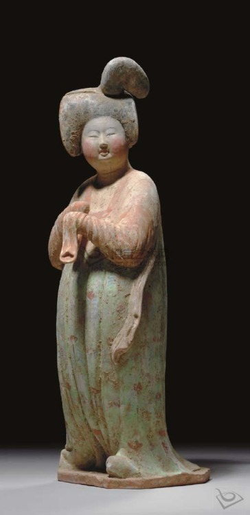 iseo58: TANG DYNASTY (618-907) A PAINTED POTTERY FIGURE OF A COURT LADY 