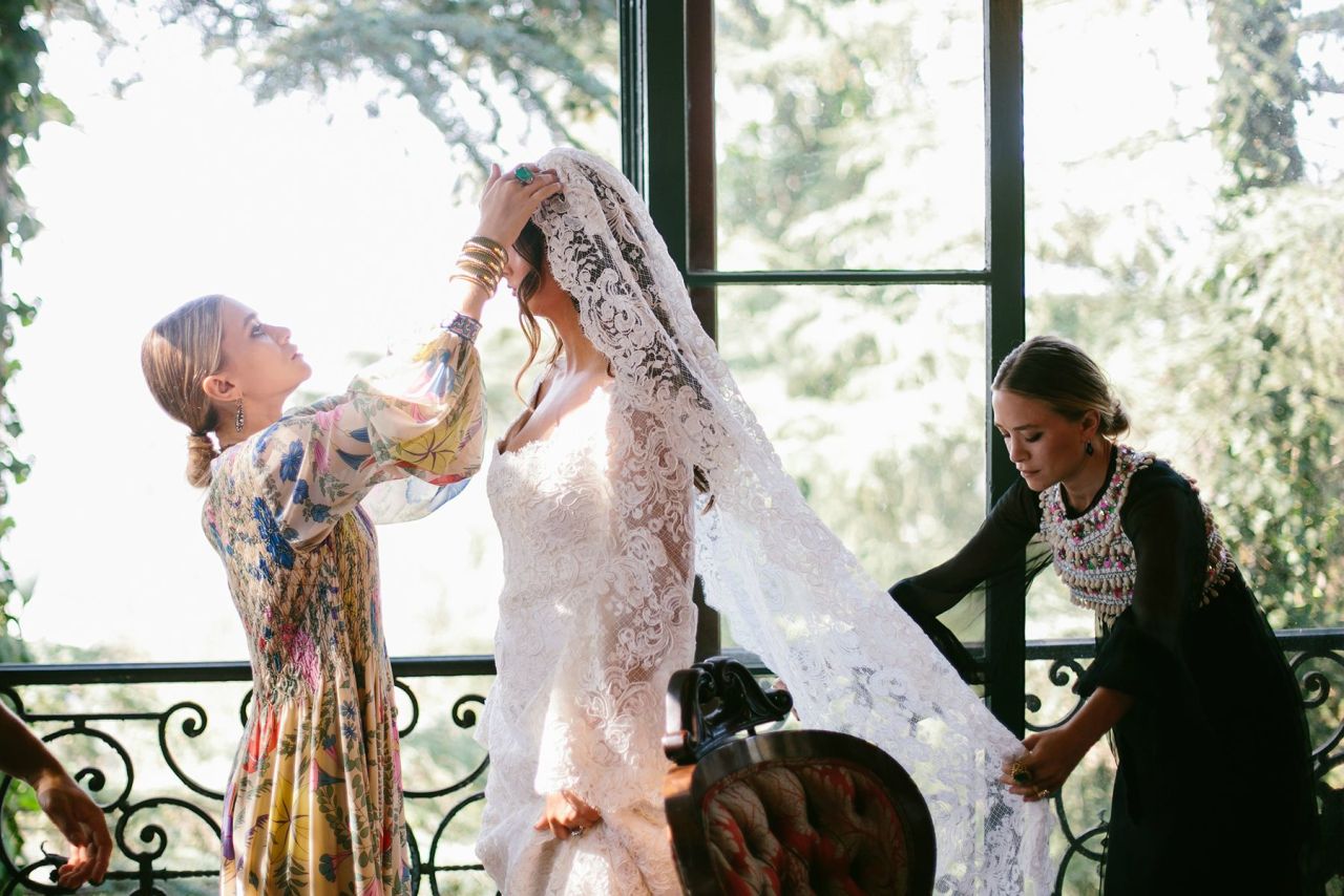  purpleemoon:  Mary-Kate Olsen and Ashley Olsen dress bride Molly Fishkin for her