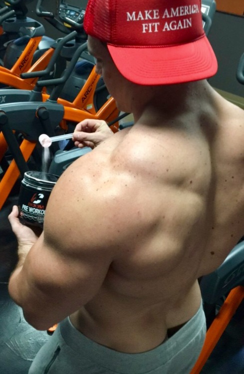 manrumpsxxx:  This guy loves showing that 🍑 mmm I love it   Follow Me For The Sexiest Rumps On Tumblr