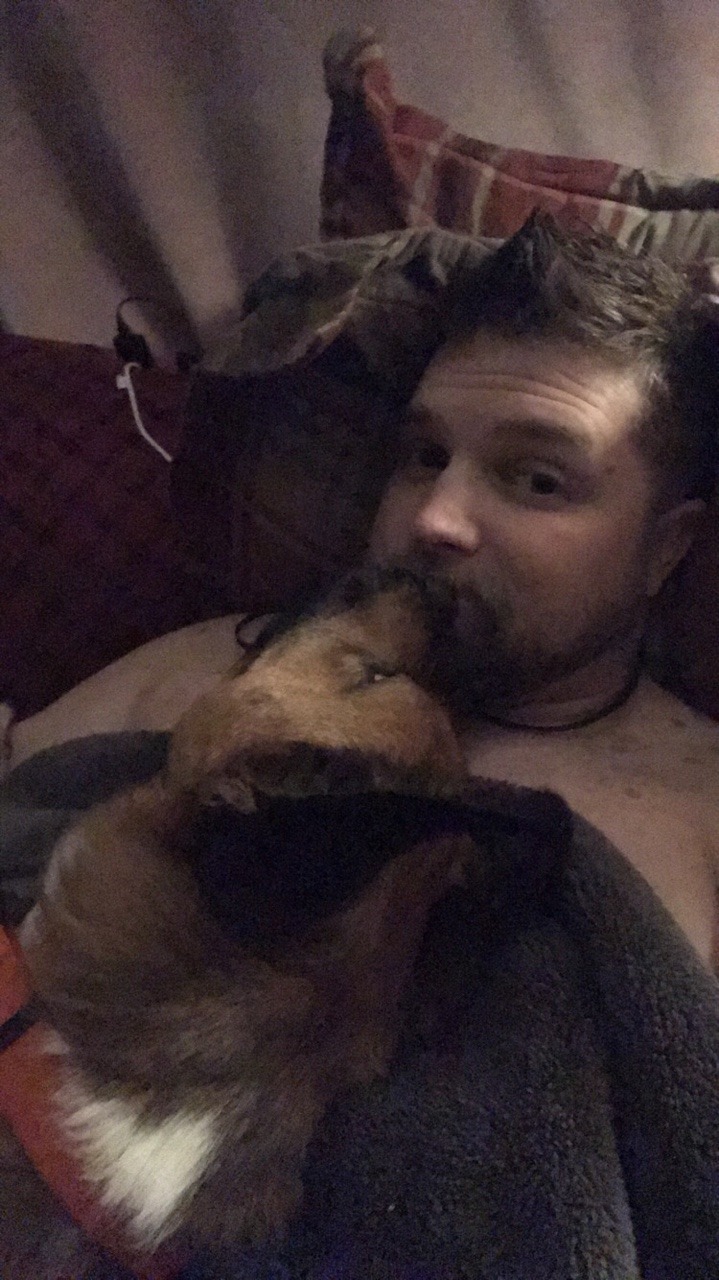 Freya givin daddy some loves , she can be affectionate when she wants 😂