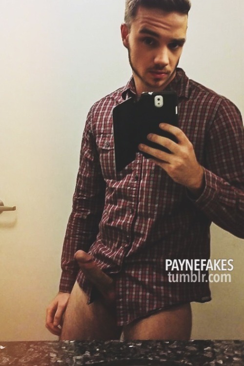 paynefakes:   Daddy Liam taking nude selfies 