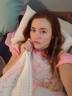 littlefantasyabdl:Babygirl and her blankie