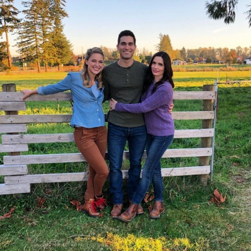 captain-narraboth: bitsietulloch FAM OF STEEL! #superfam#arrowverse cc @melissabenoist@tylerhoe