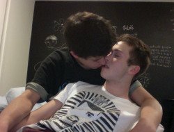 jezus-chytrus:  hurrt:  ☓ ♡ ☓ ♡  Gays are so cute 