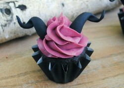 a-big-furry-rat:  kupcake89:  maleficent cupcake en We Heart It  I’m not a fan of the new movie, but a diehard fan of cupcakes