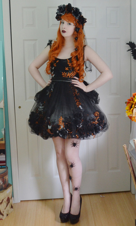 spookymuffinz:  doxiequeen1:    Some finished photos of my glittery gothic dress! I’m quite pleased with how it came out. I hope I manage to get decent photos before the season passes.  It’s made from cotton broadcloth, tulle, spirit fabrics, and