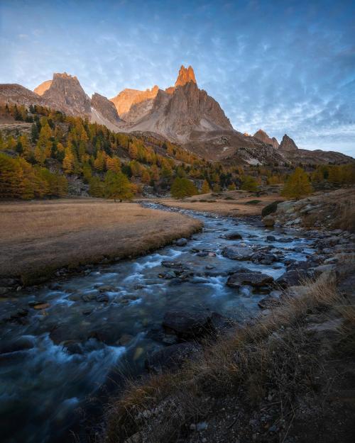 oneshotolive:  A beautiful morning in the French Alps [OC] [1536x1920] 📷: philipslotte 