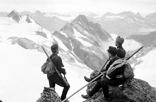historicaltimes:Swiss Soldiers Taking a Break in the Alps, 1915 via reddit