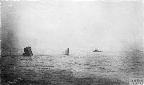 uss-edsall:The bow and stern of HMS INVINCIBLE sticking out of the water as the battlecruiser sinks 