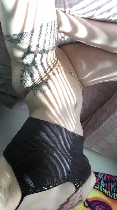 pinkbimbobaby:little brat at ur service 😜💖 wanna see more of me??  subscribe