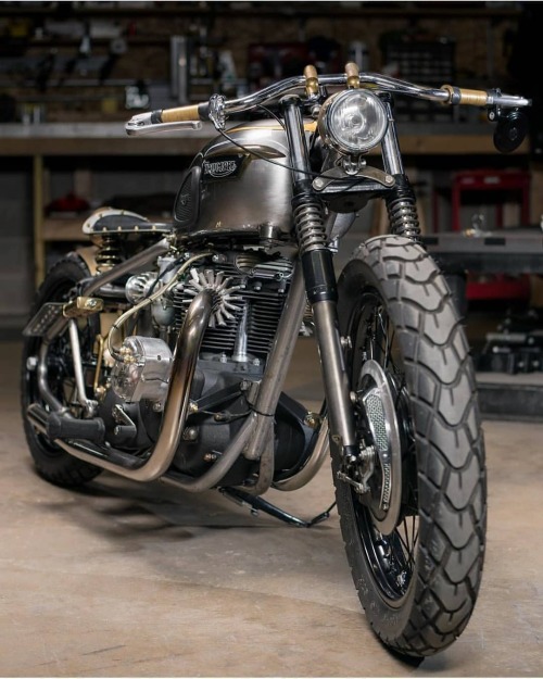 MOTORS . . Triumph Bobber “El Matador” @officialtriumph . . by @analogmotorcycles via @l