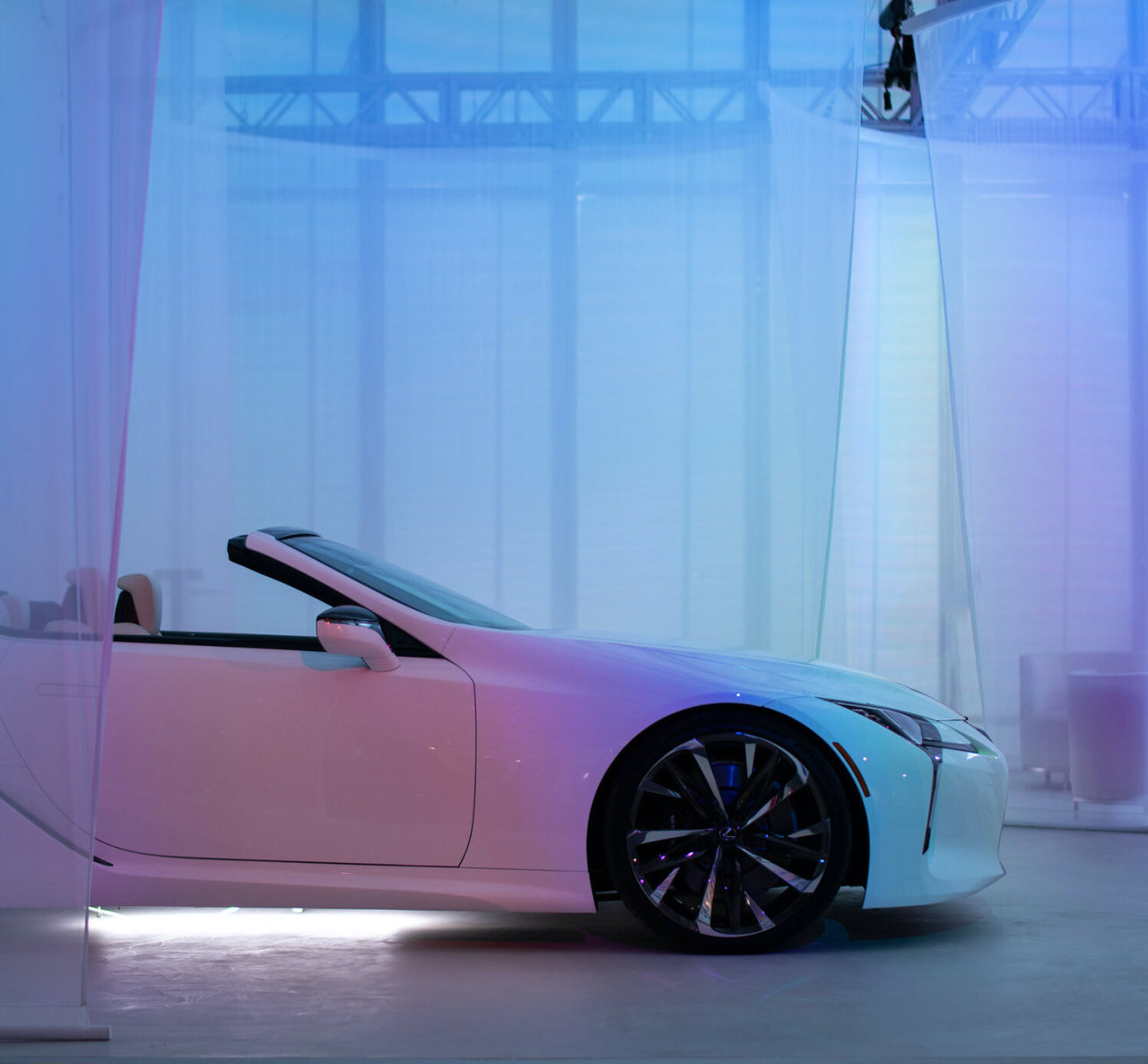 Lexus presents “SUNSHOWER” by Nao Tamura in Design Miami/ 2019
米フロリダ州マイアミで開催されたDESIGN MIAMI 2019 LEXUSラウンジの空間演出のお手伝いをさせていただきました。薄い布で仕切られた空間に、美しく表情を変えていく空模様をイメージした映像を投影しています。
“Lexus has responded to the fair’s theme of “Elements: Water” by...