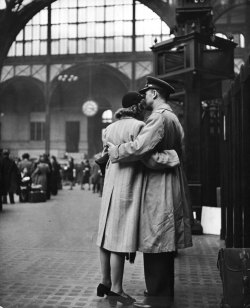 superbestiario:  True Romance: The Heartache of Wartime Farewells, April 1943 by Alfred Eisenstaedt at the height of the Second World War. 