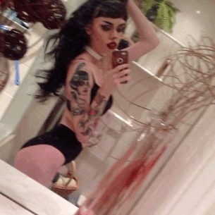 snotty-bratt:  My bfs bathroom is gd for pix/vids