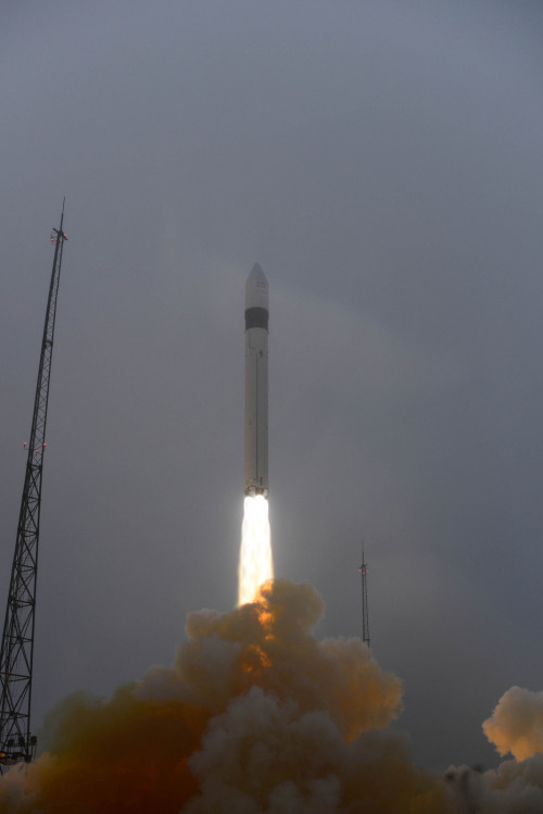 Lanzamiento del cohete Rokot con los satélites Swarm (ESA).