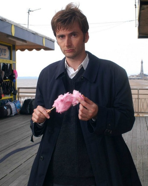 jennstarkid:doctorwhoyoulookinat:I’ve never seen anyone eating candy floss so seriously&ld