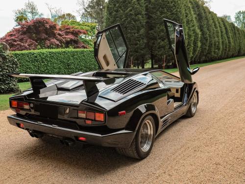 Lamborghini Countach 1989. - source RM Sotheby’s.