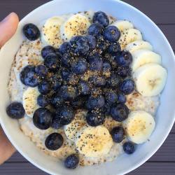 soulfulhappyness:  Today’s breakfast was a big bowl of cinnamon oats with banana, frozen blueberries (definitely NOT as good as frozen raspberries 😖), chia seeds, and coconut sugar (aka my love 😍😂) #vegan Wishing you all a beautiful day!