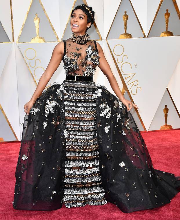 99perfumebottles:  micdotcom:The internet loses it over Janelle Monáe’s stunning