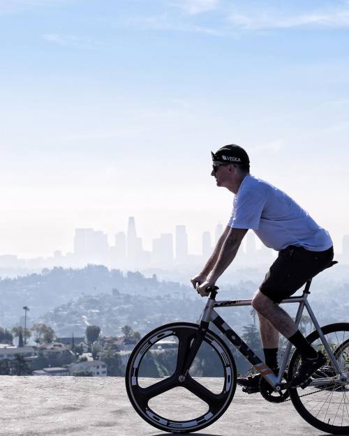 thebicycletree:  Winter in LA ☀️ #cnsclimbingclub Rider: @le_rouge_will_not_be_televised Photo: @pon