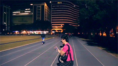 halfguardaroundtheworld:  joeperdepoepie:  “No gym? I’ll lift the world!”  This dude 