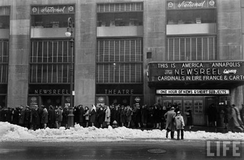 Long line for Radio City Music Hall(Cornell Capa. 1946)