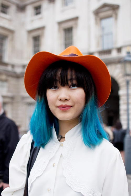 youmustbeloco: Fashion inspiration╰☆╮ Not feeling the blue eyeliner, but hello, blue hair.