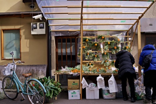 A new year wreath stand in Kyoto. / ダイダイ。