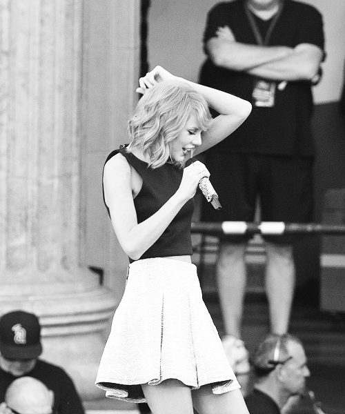 tswiftbnw:  i’m dancing on my own  /  i’ll make the moves up as i go 