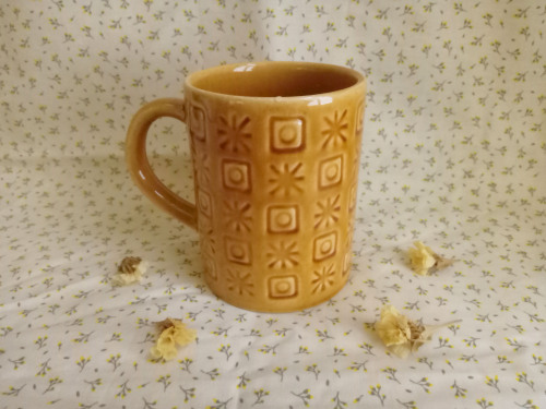 pereczke:My favorite mugs + a honeypot photographed poorly but with joy :)