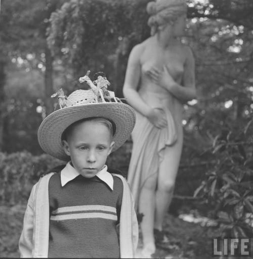 Not looking at the statue(J.R. Eyerman. 1952)